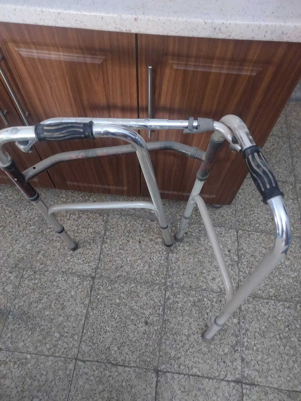 السلام عليكم 
اخوان عكازه متحركه قيم بما يرضي الله 
جديده ما مستعمله 
***********
شهداء البياع
