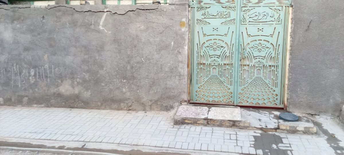 سلام عليكم من رخصت صاحب الكروب بيت مساحته 120 متر مربع حي طارق الوسط زراعي قرب كراج 110 بسعر مناسب *********** مع كافت الخدمات ماء مجاري تبليط
