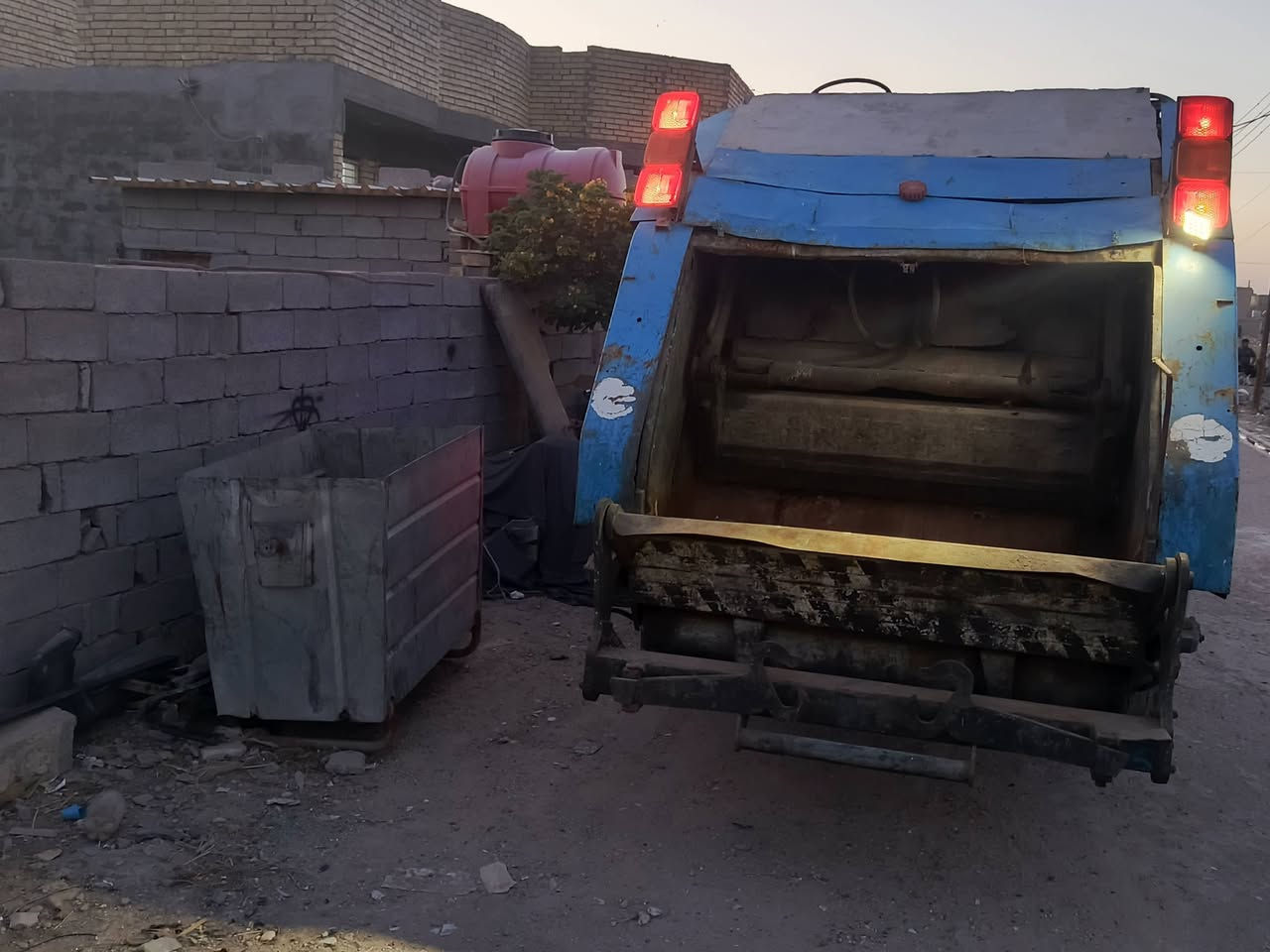السلام عليكم 
كابسه هينو طيره للبيع تخصصيه  ( كابسة نفايات في سنويه ) رقم بصره 
سياره جاهزه للعمل موجوده في بغداد المعامل 
سعر ب 170  اي استفسار تصال ع رقم ‏‪***********‬‏
