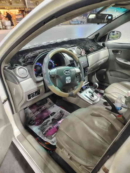 السلام عليكم للبيع موديل ١٣
رقم بغداد دولي بأسمي
سيارة لا ضربة ولا صبغ ولا معجون
كير محرك خير من الله
منظومة تبريد جديد بالكامل
تخم تاير صدر امامي خلفي اصلي  البارحة شادة
غرفتها كلش جديدة
بصمة و منظومة زينون أصلي ب٢٠٠ الف شادهن 
بيها رصعات بسيطة و جراد القمارة وصندوق بسيط
السعر ٦٥ وبيها مجال العنوان بغداد
***********
