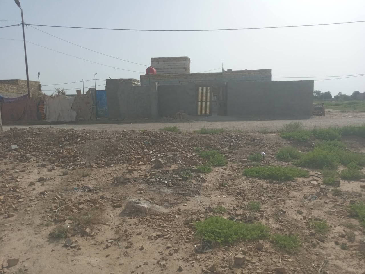 السلام عليكم بيت البيع المكان الحمزه الشرقي بيت غرفتين وصاله ومطبخ وحمام داخلي وبراني  مساحت ألبيت ٢٥٠ متر وياه قطعه ١٥٠ مسيجه طابو زراعي ٢٥ مجمع احمد ال كامل ***********
