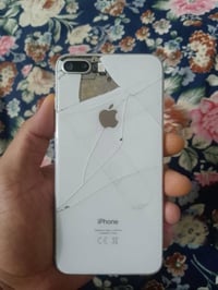 آيفون ٨ بلس • ٦٤ • ظهر مكسور