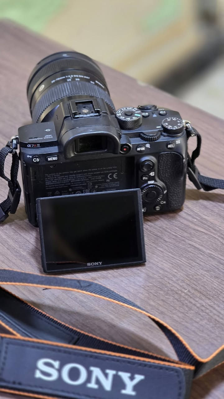 كامرا سوني a7Riii  شتر 470 صورة فقط مع بطاريات عدد2 السعر مليون٤٥٠ الف ***********
