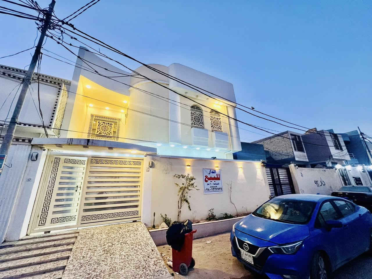 شركة المعمار للوساطة العقارية
للبيع بيت جديد في ملحق قرية الغدير، شارع 7
مساحة البيت: 200 متر مربع
المواصفات:

بناء طابوق، أساس وسقف صب  مركزي 6 غرف نوم مع 6 سويتات 
صالتين.
مطبخ.
صالة استقبال.
دورات مياه.
منور.
شارع 12 متر مع تبليط.
البيت مفروش بالكامل (بلاط، دهان، مواسير، كهرباء... الخ)
تسليم فوري.
موقع مميز.

السعر:مناسب جداً (يرجى الاتصال للاستفسار عن السعر)
للتواصل:*********** (واتساب)
ملاحظة:تتوفر لدينا مساحات مختلفة من البيوت، القطع، والأراضي بجميع الخدمات.  عنوان مكتبنا: ملحق قرية الغدير، شارع 7.
