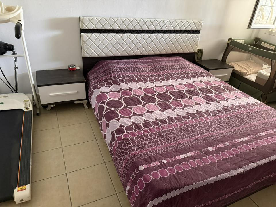 أغراض منزلية للبيع مستعمل قليل
غرفة نوم نفرين مع دوشك 150 $
غرفة نوم طابقين مع دوشك واحد نوع اماراتي 600 $ 
طقم قنفات 10 نفرات 500 $ 
جهاز رياضة 75 $
طاولة التلفزيون مع تلفزيون نوع هايسينس  120 $ 
كرسي مع مراية للديكور 120 $ 
ثلاجة 200 $
غسالة 7 كيلو 125 $
جلاية 3 طوابق  200 $ 
طباخ  4 عيون 40 $ 
ماكينة كبة 50 $
فرن كهربائي 25 $ 
قلاية هوائية 25 $ 
ثريا كريستال 150 $ 
خلاط + غلاية 20 $
تواليت أفرنجي جديد بالكرتونة 150 $ 
مبردة 100 $ متوفر عدد 2
خزانة مطبخ للمونة 100.000 دينار 
سلم 10.000 دينار 
جرة غاز متوفر عدد 3 السعر 40.000 دينار 

صوبة غاز 25.000 دينار 
مروحة 25.000 دينار
فانوس رمضان 20.000 دينار 
سجاد متوفر 3 
السعر كل سجاد 30.000


**إذا كنت صاحب هذا الإعلان وتريد حذفه لأي سبب، رجاءا أرسل رسالة إلى الدعم الفني**