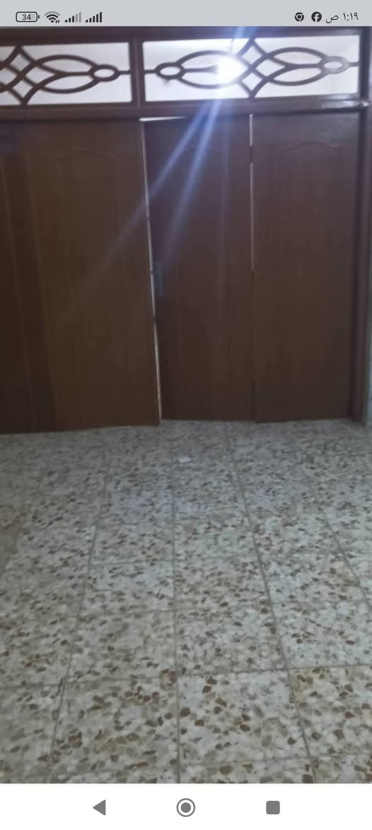 الدار للايجار المساحه 200م طابق واحد غرفتين وصاله ومطبخ كليدور مجمع صحيات داخل وخارج  حي الصحه قرب بيت ابو النسر مبلغ الايجار 350 للاستفسار ***********
