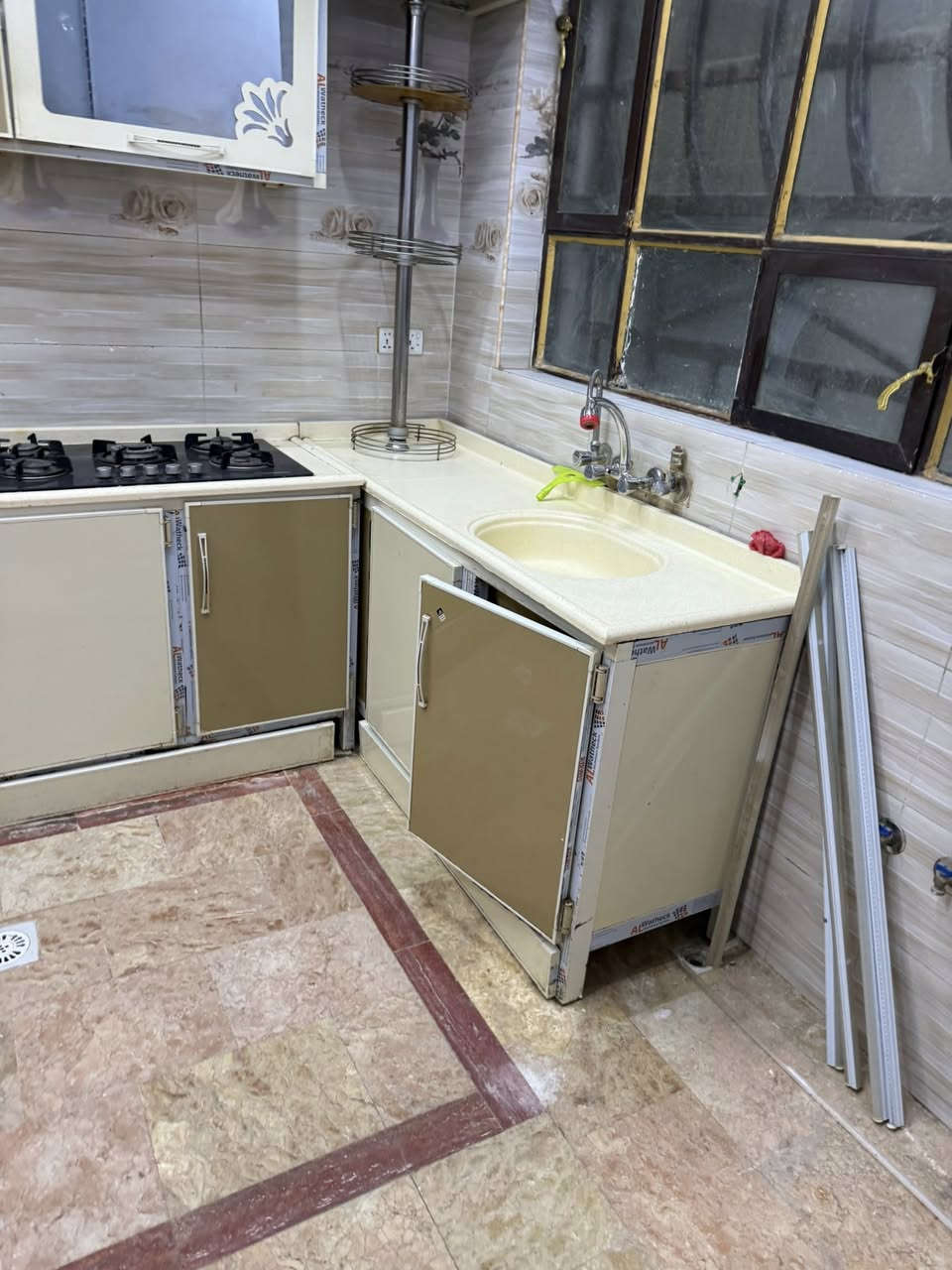 دار للايجار النجف حي السواق ١٠٠ متر يحتوي على غرفتين نوم وصاله واستقبال ومطبخ الاستفسار مكتب النقاء ***********
