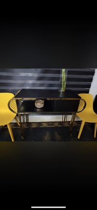 غراض للبيع من مركز جديدات استعمال مره واحده  ٤كراسي انتضار  وميز مودرن...
