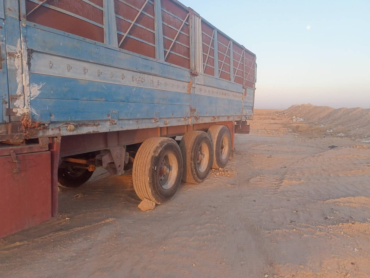 للبيع طول 13م و60 سنتمتر ارتفاع 180 شاصي 16 زوجين تواير جدد 
***********
