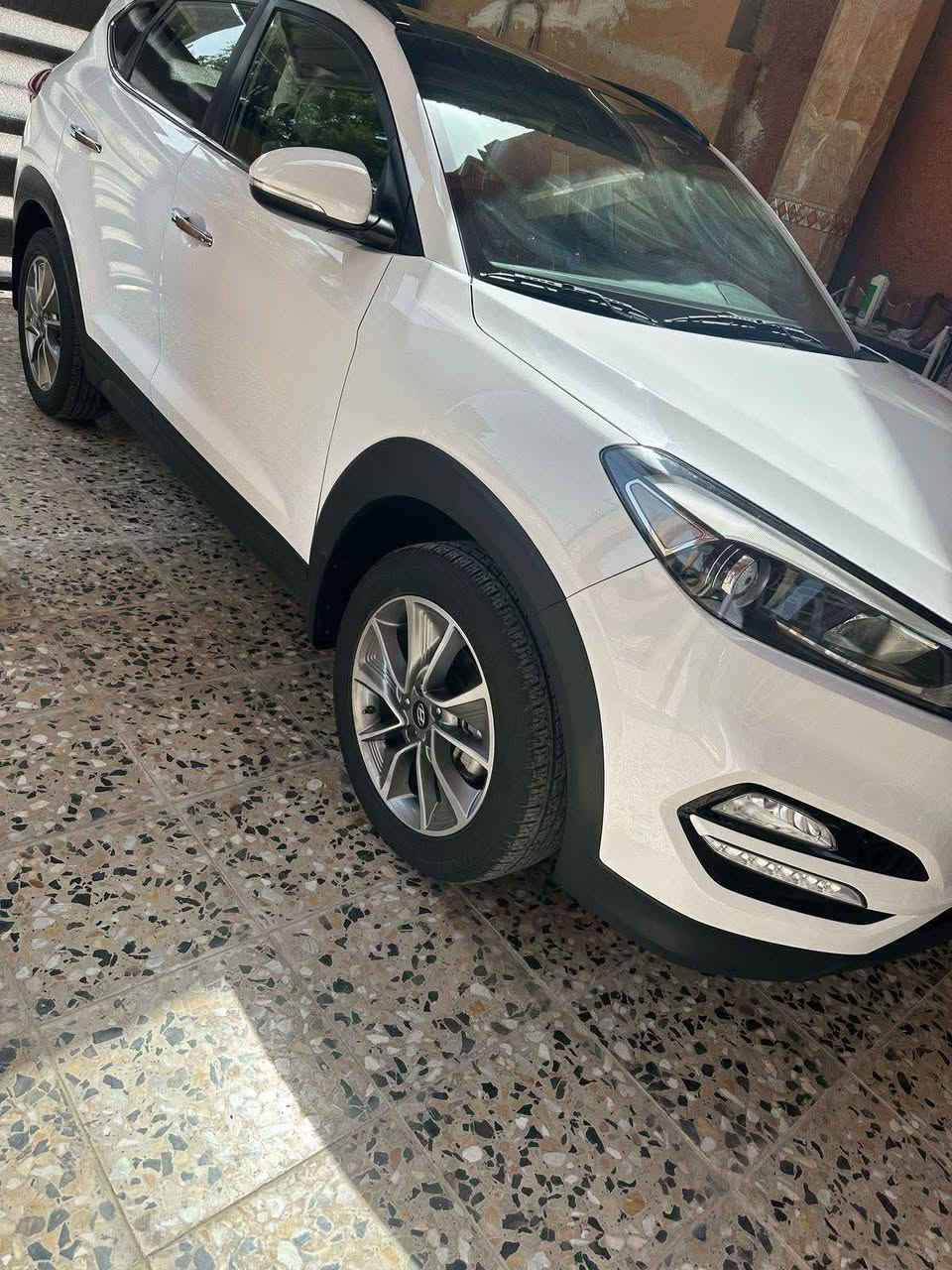 السلام عليكم للبيع 
توسان 2018
خليجي مكفوله كفاله عامه  
مكفوله من الشخط والبارد 
ماشية 58الف  حقيقي  يعني بحاله الوكاله 
رقم بغداد نكليزي   
المواصفات سبير منازل 
بنراما 
كامره 
يدات نيكل
مري شفط
اشاير بلمري 
تحكم بوضع الاناره الداخليه
لد نهاري بلماصده
لد نهاري بدعاميه
ثلاجه بجكمجه
تحكم ستيرن 
مثبت سرعه 
ادراكشن 
ثلاث وضعيات قياده 1-ايكو اقتصادي2-نورمال عادي3- سبورت رياضي
تبريد قطعتين 
مكينه 2000
كامرة دوارة 
للستفسار / ***********
