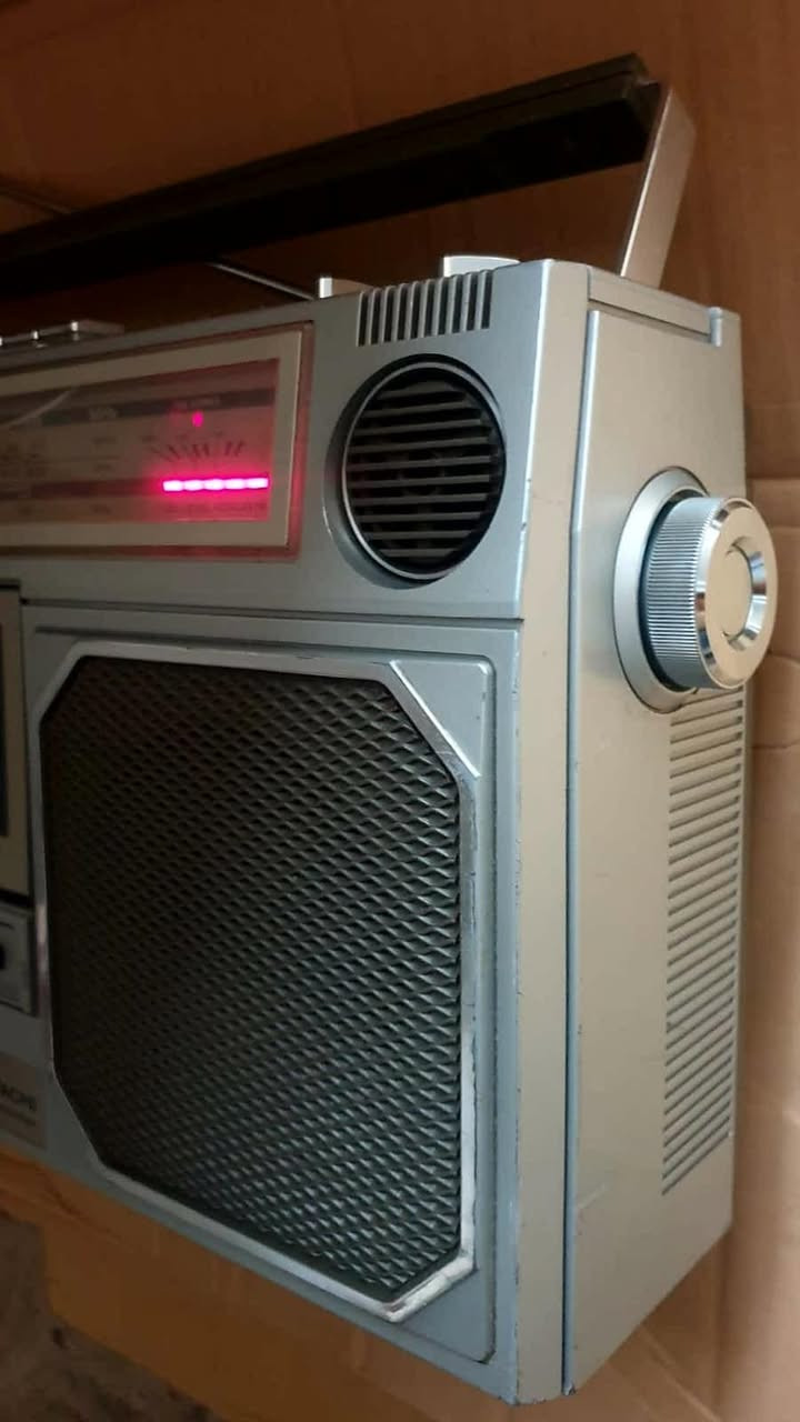 رادیو FM MW LW SW مارکة هیتاشي الياباني مختوم انتاج 1980 یشتغ 8 بطاریات حجم كبير وكهرباء 220 ڤولت مباشر الجهاز نظیف جدآ بلادي وشغال بالكامل صوت ظحم وسحب الرادیو ممتاز مااحظة / بي فطر بسیط بالجامة ماياثر مبين بالصور والڤیدیو . السعر واي استفسار مراسلة خاص


**إذا كنت صاحب هذا الإعلان وتريد حذفه لأي سبب، رجاءا أرسل رسالة إلى الدعم الفني**