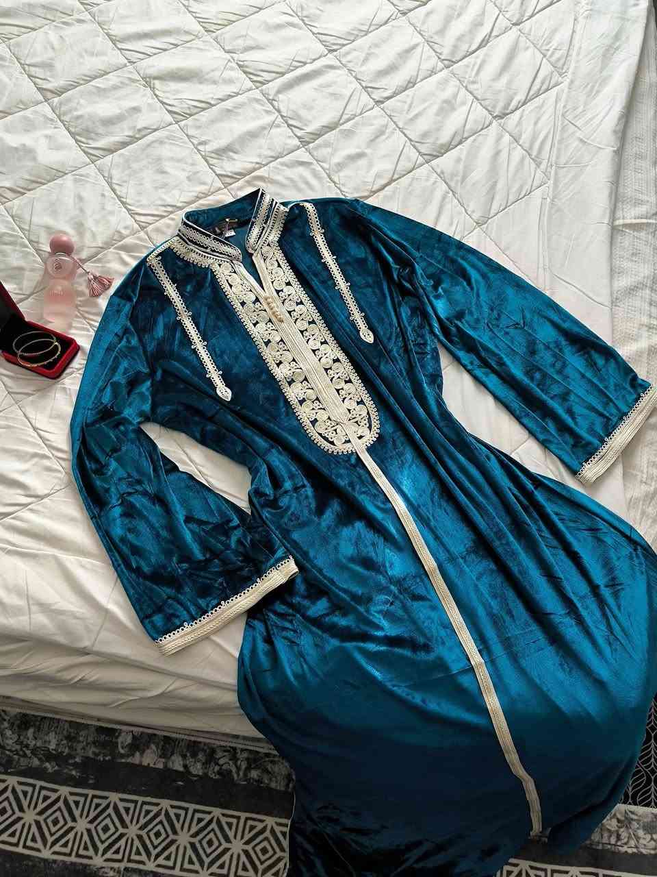 يابا الجو برد هس مو مال مخاور 
هاي الكلابيات القديفة الخفيفه هم تعيدين بيها 
وهم تخليها تكشخين بيها للشتاء الجاي 
تموت تموت انقذوا نفسكم واخذوها للعيد تر تثلجن واني كتلكم بعد


**إذا كنت صاحب هذا الإعلان وتريد حذفه لأي سبب، رجاءا أرسل رسالة إلى الدعم الفني**