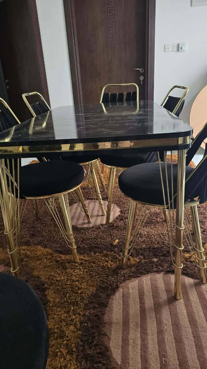 السلام عليكم من رخصه الأدمن 
ميز طعام مع 6 كراسي
مع 4 طبلات مع مرايا للبيع 
السعر 225 مع مجال بسيط
العنوان فلوجه للتواصل 
***********
