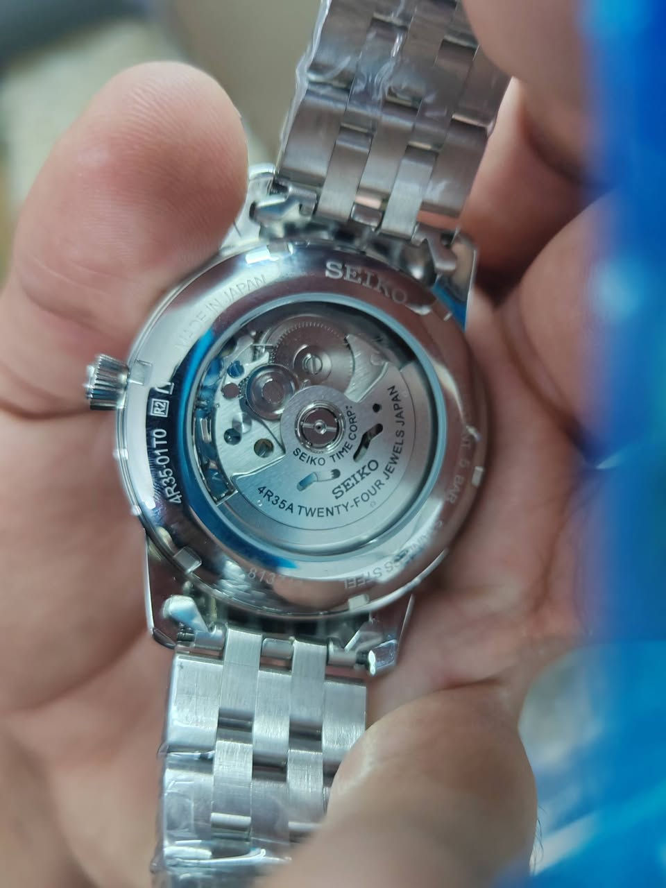 هذه الساعة من طراز سيكو بريساج كوكتيل تايم (Seiko Presage Cocktail Time)، وتحديداً النسخة SRPE45 المعروفة باسم "موهيتو".تتميز بميناء أخضر متدرج (Sunburst) مستوحى من لون مشروب الموهيتو، مع علامات ساعات فضية مصقولة.تعمل بحركة أوتوماتيكية يابانية (عيار 4R35 عادةً)، وتأتي بظهر شفاف

جديدة بالستيكرات مع كامل المرفقات والملحقات
السعر 200 دولار
*********** واتساب
