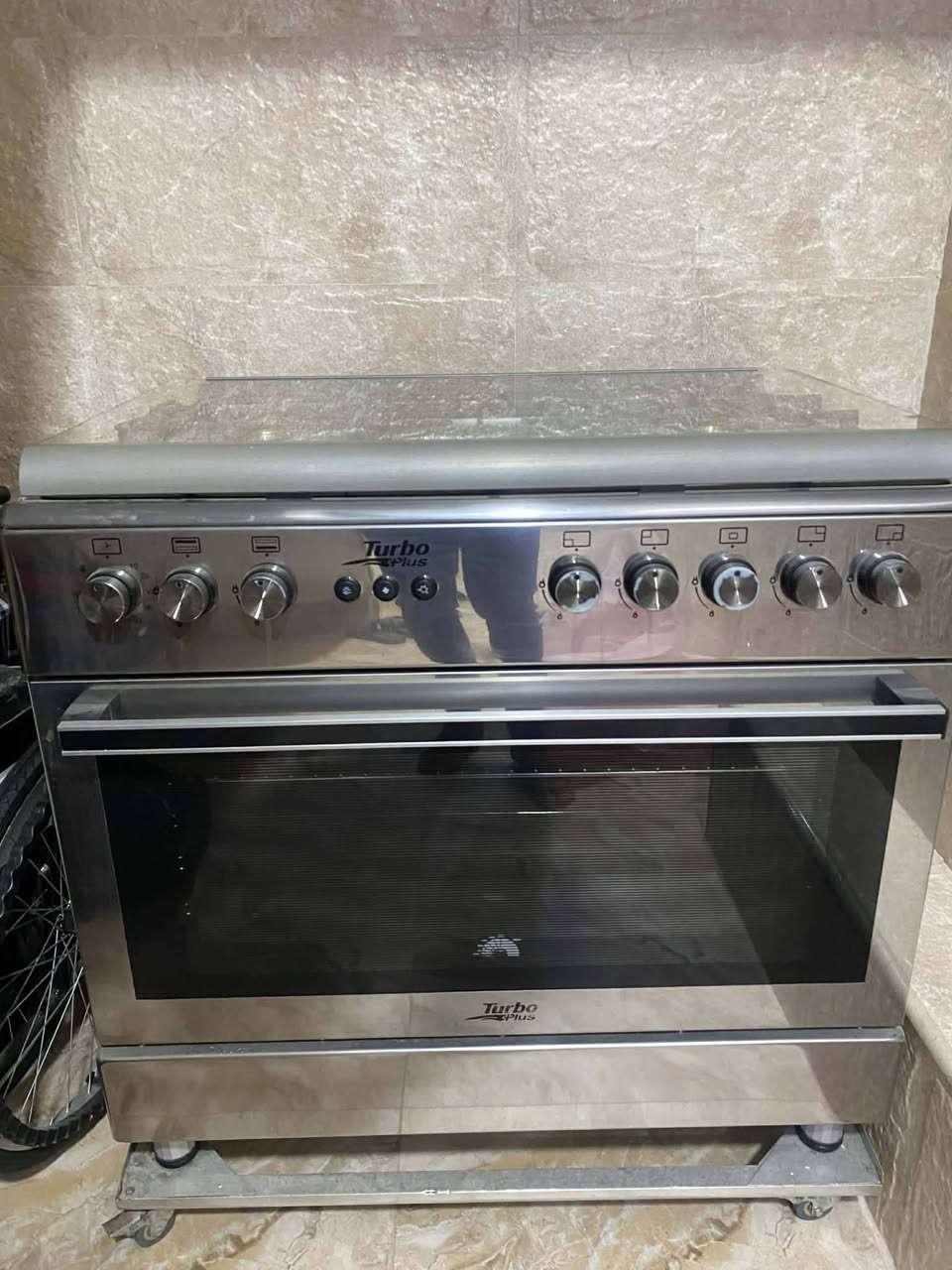 طباخ مستعمل شي قليل شرط النضافه  العنوان حي الصديق ت ***********
