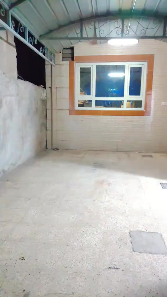 سلام وعليكم بيت الإيجار في حي عدن قرب مدرسة حي عدن مساحه البيت 200 متر يحتوي بيت ع محل خارجي و يحتوي ع مطبخ و أستقبل و غرفتين نوم و هول و صحيات خارجيه وداخليه وسطح سعر اللايجار قفل 350 جوه 350 لأحد يخبر 
*********** 
***********
