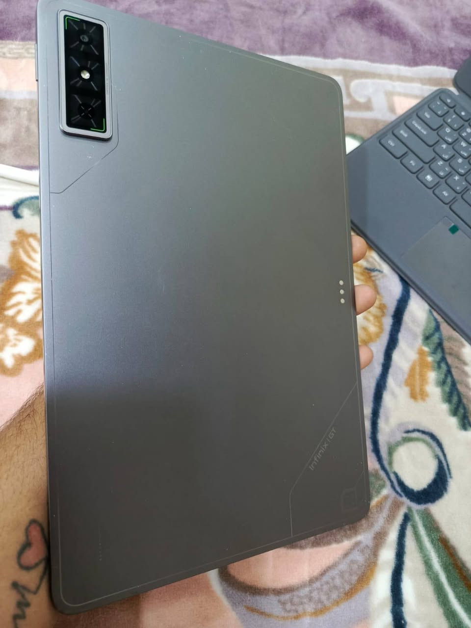 انفنكس اكس باد جي تي للبيع 
Infinix XPAD GT 
جهاز متكامل مع كامل ملحقاته الإنتاجية الأصلية (تم شراء القلم والكيبورد بشكل منفصل لتوفير تجربة لابتوب وتابلت كاملة)
🔍 المواصفات الخارقة للجهاز:
الشاشة: عملاقة بحجم 13 بوصة بدقة فائقة 2.8K وبمعدل تحديث 144Hz (سلاسة خرافية بالألعاب وتصفح المحتوى).
المعالج: التنين القوي Qualcomm Snapdragon 888 (أداء مستقر وقوي جداً مع أقوى الألعاب والبرامج الثقيلة).
الذاكرة والتخزين: 256GB ذاكرة داخلية مع 8GB رام.
البطارية: ضخمة جداً بسعة 10,000mAh تدعم الشحن السريع 33W.
النظام الصوتي: 8 سماعات محيطية (8 Speakers) مع نظام صوتي ثلاثي الأبعاد 3D.
التصميم: جسم معدني كامل (All-Metal Body) فخم ونحيف جداً (6.5 ملم فقط).
النظام: أندرويد 14 الأصلي، مع ميزات الذكاء الاصطناعي Infinix AI.
🎁 الملحقات الإضافية المتوفرة مع العرض (تم توفيرها منفصلة):
Infinix XPAD GT KEYBOARD: كيبورد أصلي مغناطيسي يحول التابلت إلى لابتوب متكامل للدراسة، العمل، والكتابة السريعة.
Infinix X Pencil: القلم الذكي الأصلي للرسم، التصميم، وتدوين الملاحظات بدقة عالية وسلاسة.
Vegan Leather Case: كفر جلدي فاخر وأنيق لحماية الجهاز يأتي داخل علبة الجهاز.
سعر 560,000 دينار عراقي 

الموقع: بغداد.
📞 للتواصل والاستفسار: واتساب 
***********

