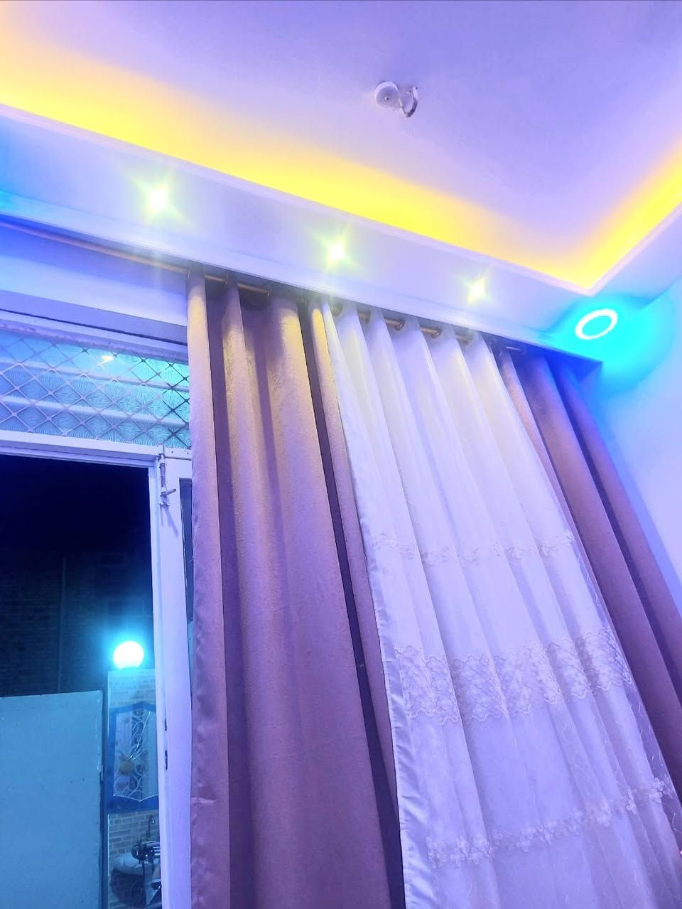 مشتمل حديث للبيع مساحه ١٠٠متر طولاني طابق ونص داموك حي الميمون(الطشاش الاولى ) متكون من استقبال ومطبخ وهول وغرفه نوم وطرمه وصحيات داخليه وخارجيه والطابق الثاني غرفه نوم وهول وسطحين العنوان خلف جامع وحسينيه الحسن العسكري ع ثاني فرع من شارع الجامع على اليمين السعر ب١٠٧ مليون قابل للتفاوض 
*********** واتساب و***********وعالخاص
