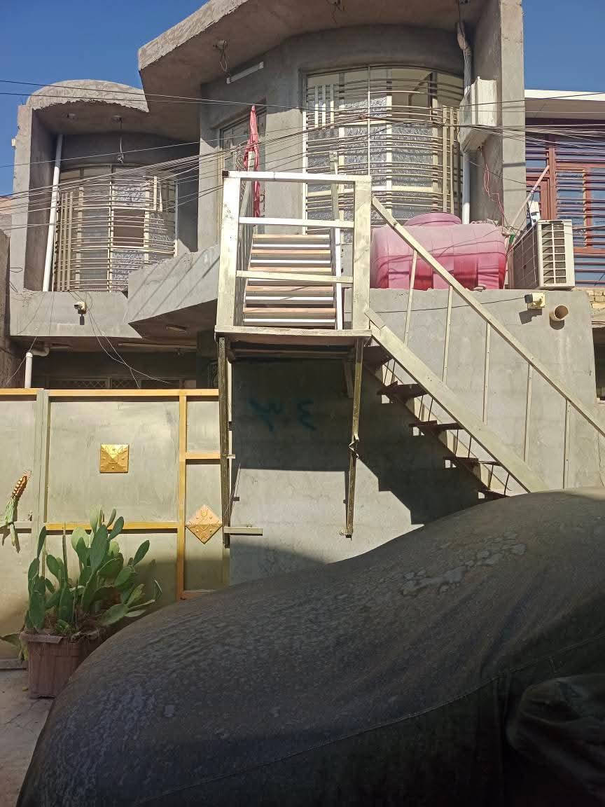 السلام عليكم بيت 120متر طابق ثاني يحتوي على غرفتين وحواي وكلدور ومطبخ من ضمن الحولي وصحيات كامل فول جديد موقع البيت حي الجهاد منطقة الفين قرب افران والمولده استفسار ***********و***********متواجد وات ساب
