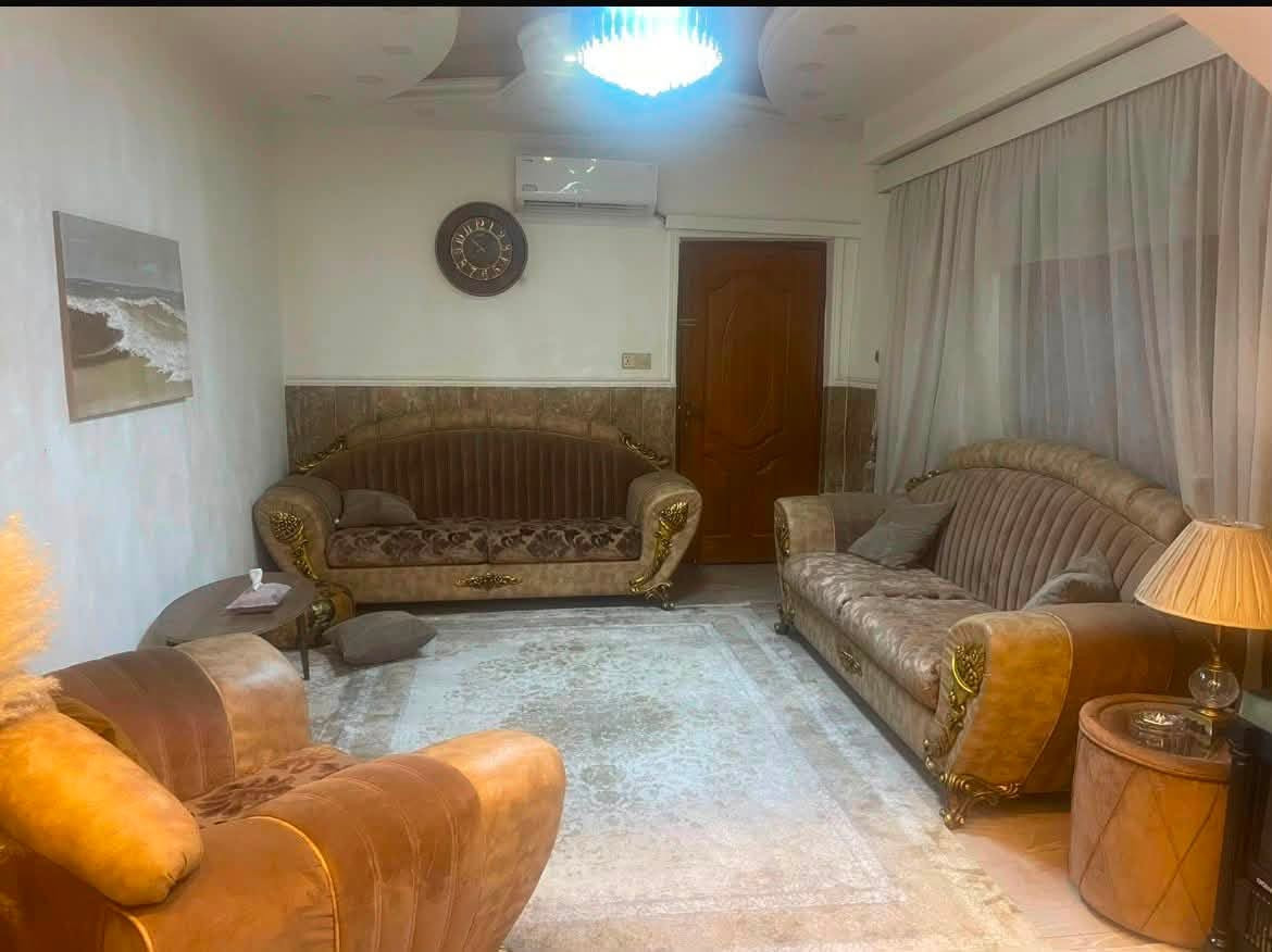 تخم قنفات اثنين كبار واثنين مفردة وطبلتين دائرية وطبلة وسطية سعر ٥٠٠الف عنوان بغداد الصليخ رقم بي وتساب فقط ***********
