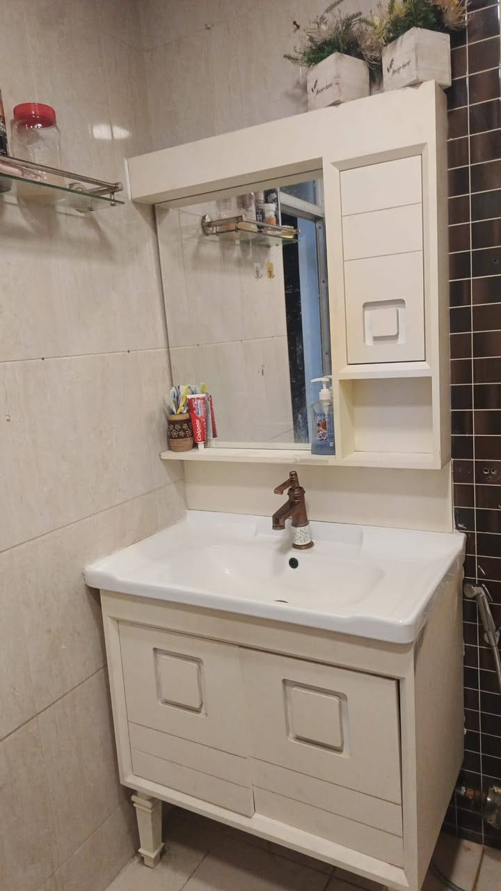 للبيع كلهن ب900
ميز طعام 4كرسي
تخم 8 مقاعد
طبلات عدد5 واحدة كبيرة و4 صغار
مغسلة حمام 
***********
