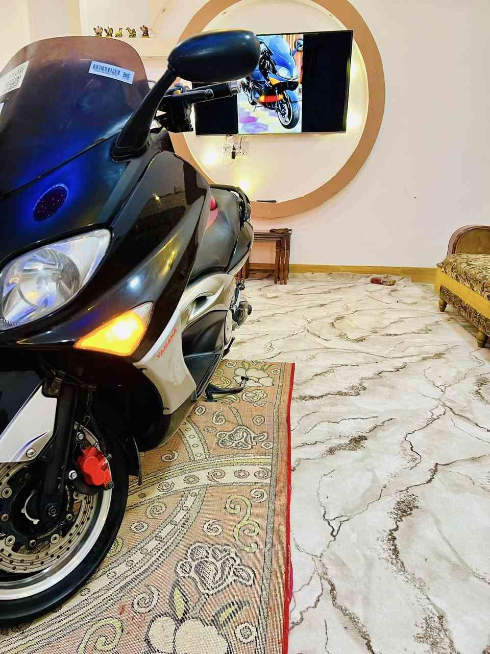 سلام عليكم
شباب دراجه تي ماكس 
2008.    
كفاله عامه من جكت لبره 
طالعه من وكاله ماهر لكناني 
سكان رياضي  
سكيورتي 
زوج تايرات جدد اصليات 
منضومه زنون عالي ناصي 
فجوج حمر 
علايم حمر 
دشبول احمر 
مكان لدراجه محموديه 
استفسار ***********
