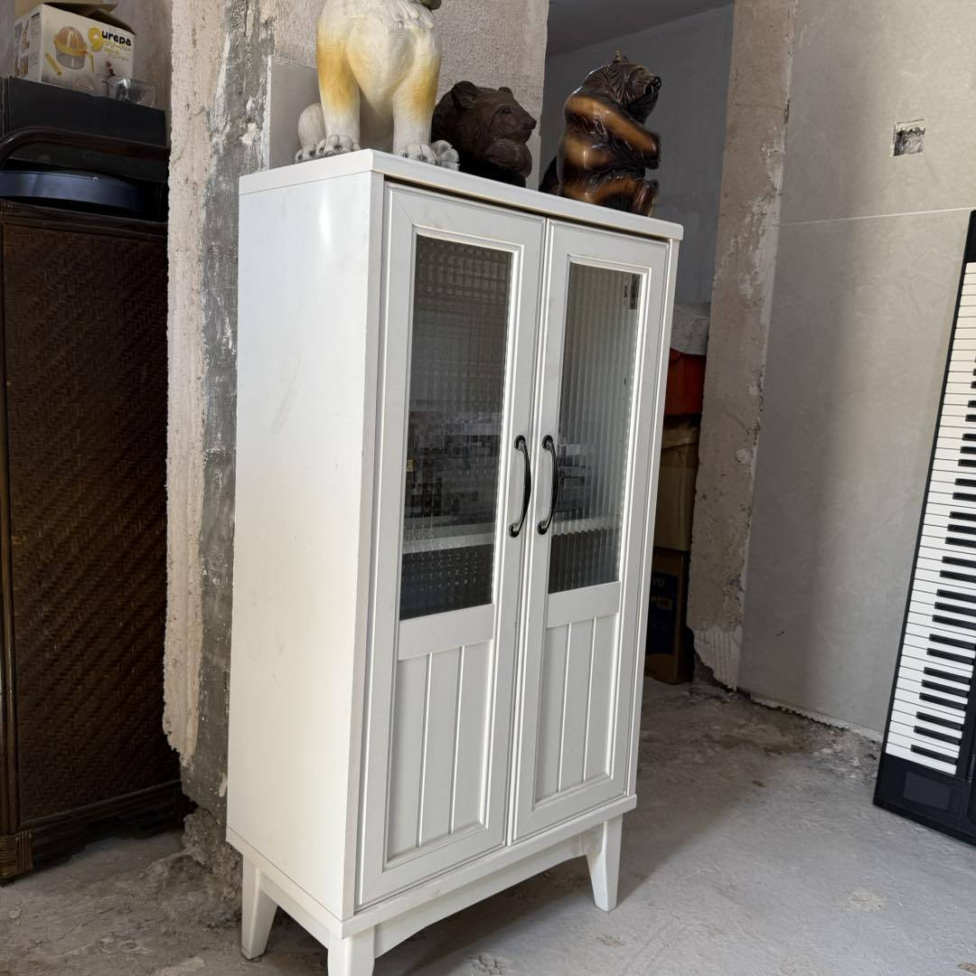 التصميم: تتميز بأرجل رشيقة بارتفاع 11.3 سم، مما يسهل عملية التنظيف تحتها، ومقابض أبواب مصنوعة من سبائك الزنك بتصميم ريترو.
الأبعاد التقريبية: يبلغ عرضها حوالي 56.6 سم، وعمقها 29.7 سم، وارتفاعها الإجمالي 109 سم.
الاستخدام: الخزانة متعددة الاستخدامات، حيث يمكن استخدامها كخزانة جانبية (بوفيه) في المطبخ، أو كخزانة كتب، أو حتى لتنظيم مستلزمات الحمام.
التفاصيل الفنية: تحتوي من الداخل على أرفف قابلة للتعديل بزيادات قدرها 3 سم لتناسب مختلف أحجام


**إذا كنت صاحب هذا الإعلان وتريد حذفه لأي سبب، رجاءا أرسل رسالة إلى الدعم الفني**