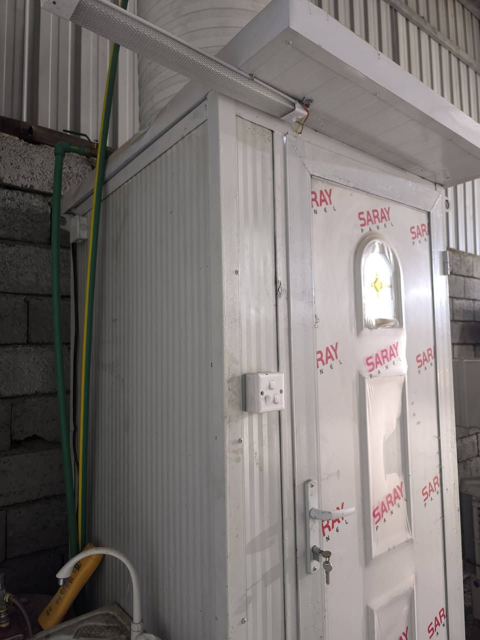 السلام عليكم 
حمام تواليت قياس متر في متر جديد استخدام شهرين مابي لي ضرر نهائيا 
السعر 350 الف 
مكاني بغداد سريع الحسينيه مقابل مدخل الثعالبه 
***********
