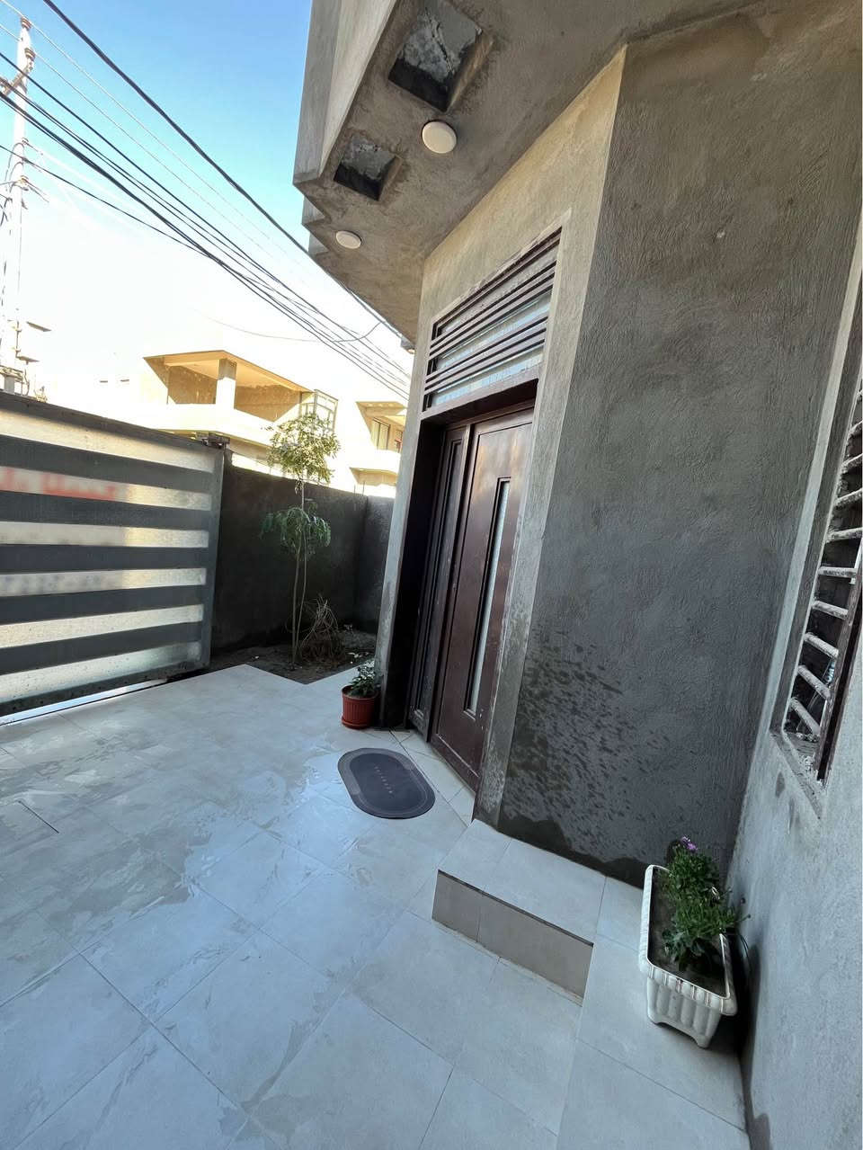 للبيع دار في الحله زوير 120م طابو زراعي سند25 باسمي  طابق واحد بناء حديث      خامس فرع عن الكورنيش الحله 
كافة الخدمات متوفره 
يحتوي ع غرفة نوم /صاله/هول/منور/مجمع صحيات/مطبخ مفتوح /طارمة
شارع 10م تبليط
الاستفسار اكثر ☎️*********** المصيب, بابل
