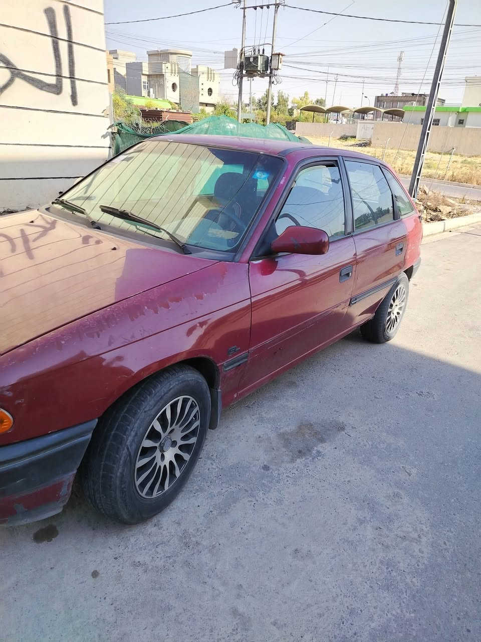 للبيع موديل ٩٢ السياره بيها دوسات ودوير وصعد على الجملغات الوره معجون كربون بيها السياره بسمي إني الشرعي سياره جاهزه من كلشي سعرها 40 وهذا رقمي ***********
