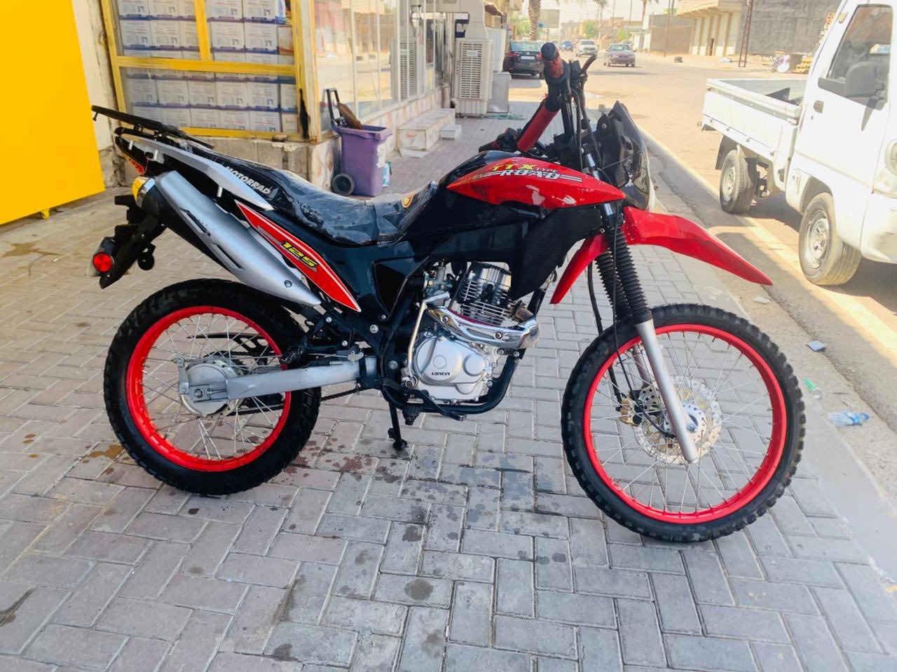 سلام عليكم قفاز 2023  محرك 150cc نص نگرة بي خيط تبخير نشاط فول وشلعة ومعدل شرط جيب وياك فيتر ممفتوح شرط على وضع الشركة بس خيط التبخير مكانه تكريت شارع الاربعين قرب مطعم العريش ‭+964 770 537 6805‬
