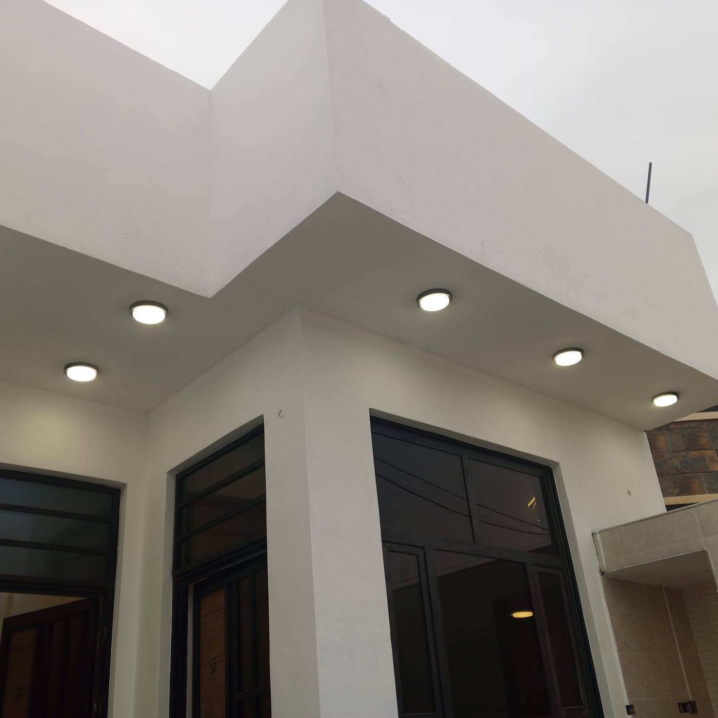 السلام عليكم صباغ متفرغ حاليآ اشتغل صبغ خارج واجهيات وداخل تصليح رطوبه جلي حياطين شغل نضيف موجود كادر كامل راسلني ودلل *********** متوفر واتساب
