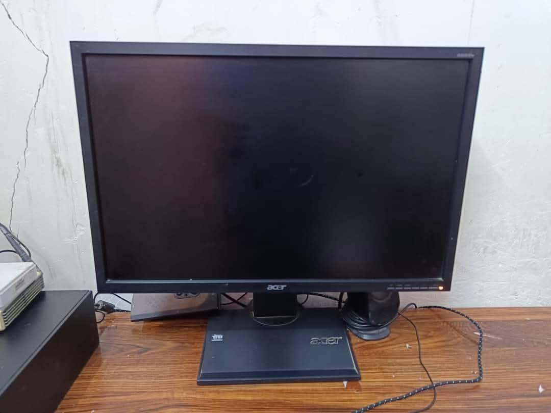 core 3   the Gen8  جيل الثامن
ram 16 GB 

هارد 256 ssd 

كارت شاشه 8GB شير

وندوز 11 pro 

قارء اقراص DVD

6 مخرج usp
wifi. blotooth

شاشه مونتر acer 24 ful hd 

تشغيل برامج هندسه ومونتاج والعاب 

السعر 200 🔒

***********
