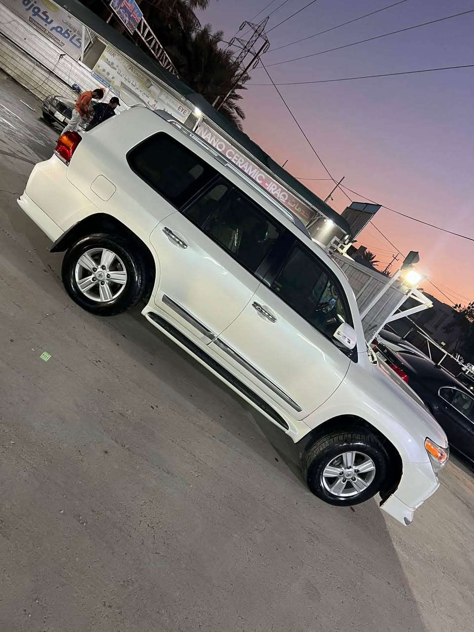 السلام عليكم ورحمة والله . للبيع او مراوس 

لاندكروز 2015 وكالة سازز مكفولة من الصبغ عدا باردين صغار . رقم بغداد انكليزي السياره فول مواصفات ثمانية ايرباك تشغيل عن بعد فتحه بصمه كشن كهرباء جلد قرميدي محرك مامفتوح حداده حلوه السياره جديده وجاهزه من كلشي 
السعر390 وبي مجال 
مكان السيارة ديوانية وبغداد 
*********** واتس 
*********** بغداد, العراق
