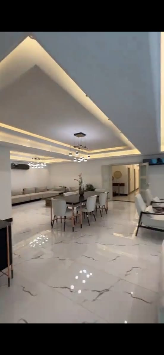 شقة في مجمع كواترو للبيع
عماره c3
طابق ثالث 
رقم الشقه ١٢ 
المساحه  ٤+١     ٣١٠ م بانوراما 
فول اثاث و ديكور
ب ١٧ دفتر بدون اثاث
ب ١٨ دفتر ويايه الأثاث وبيها مجال
للاستفسار : ***********
