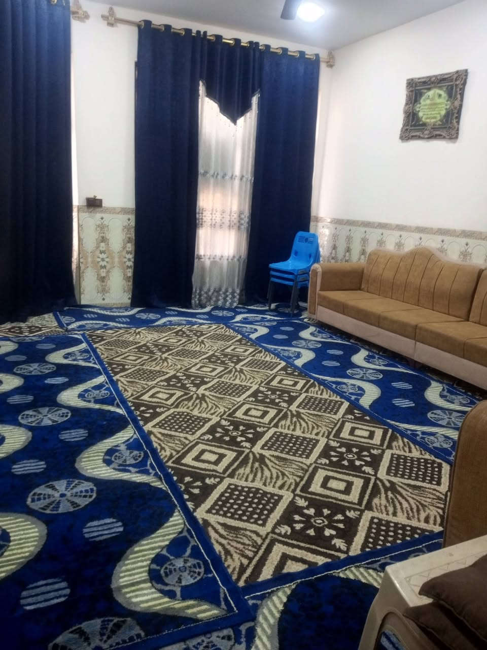 السلام عليكم دار للببع المساحه الكليه 420 مساحه البناء 160 بناء حديث 2 غرفه حولي مطبخ الاستقبال العنوان ابو غريب الشهداء قرب مدىسه نبوخذ نصر لاستفسار خاص او ***********
