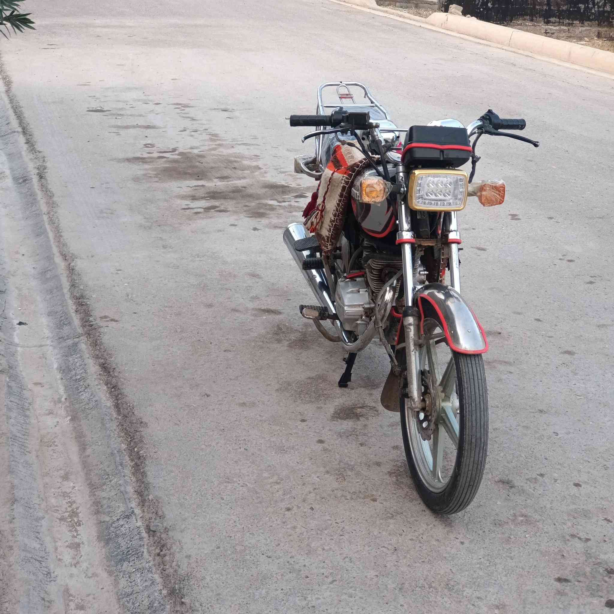 سيفان موديل 20 كله شغال
محرك لاتنقيص ولاتبخير
كهربائيات كله شغاله
ماطور ربع متصرف عليهاا
كامله مكمله سعر 375 وبيه مجال  ديالى بلدروز
***********
