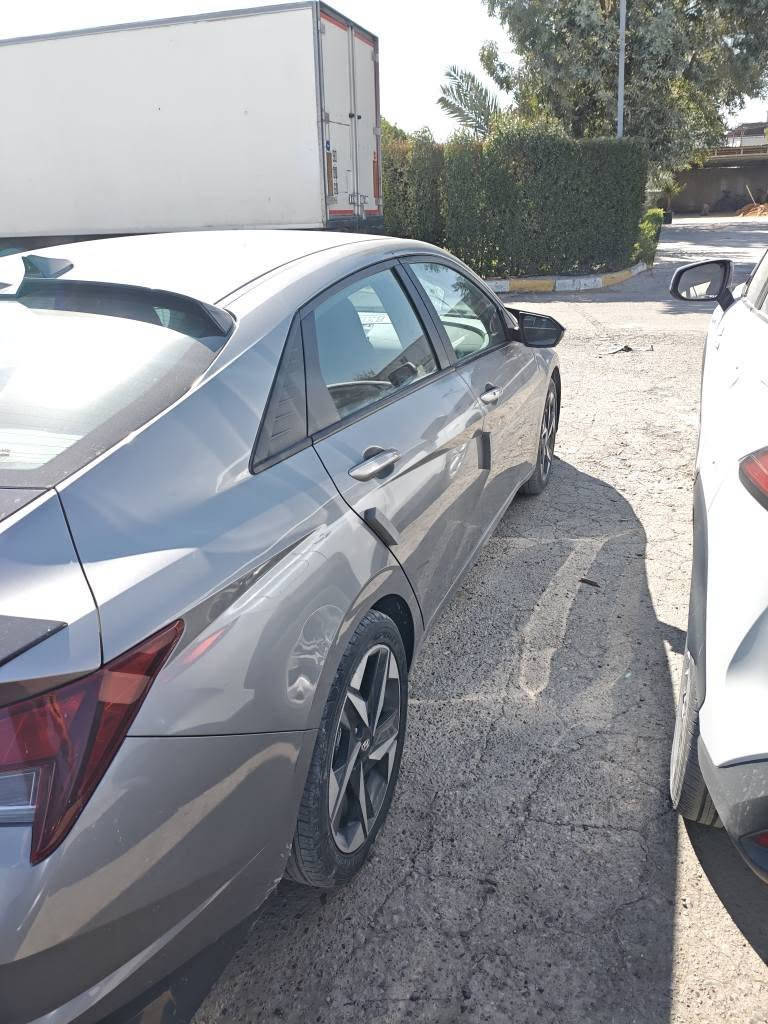 السيارة بحالة ممتازة وجاهزة للاستخدام، تجمع بين الأناقة، التكنولوجيا الحديثة، والاقتصاد في الوقود.
⚙️ المواصفات الفنية:
الموديل: 2023.
المحرك: 2000 سي سي (2.0L) دوش (DOHC).
المسافة المقطوعة: 63,761 ميل فقط.
رقم الشاصي: KMHLS4AGXPU408515 (مرفق للصورة لضمان الشفافية).
✨ أبرز المميزات والإضافات:
المقصورة الذكية: شاشة عدادات رقمية بالكامل مدمجة مع شاشة لمس وسطية كبيرة.
أنظمة الأمان والسلامة: رادار، نظام الحفاظ على المسار، وتنبيه التصادم.
الراحة والرفاهية: بصمة تشغيل، نظام Auto Hold، وبريك يدوي إلكتروني.
التحكم: تحكم كامل من المقود (ستيرنج)، مثبت سرعة ذكي، وكاميرا خلفية دوارة.
التكييف: تكييف ديجيتال قطعتين (منفصل للسائق والراكب).
الإضاءة: نظام إضاءة أوتوماتيكي. زينون
تدفئ مقاعد 

📍 الحالة العامة:
السيارة نظيفة جداً من الداخل والخارج.
اللون: رمادي مميز (ناردي).
اللوحات: أربيل (رقم مميز).
💰 السعر المطلوب : 15000 $
📞 للتواصل والاستفسار: ***********
📍 الموقع:بغداد الغزالية بغداد, العراق
