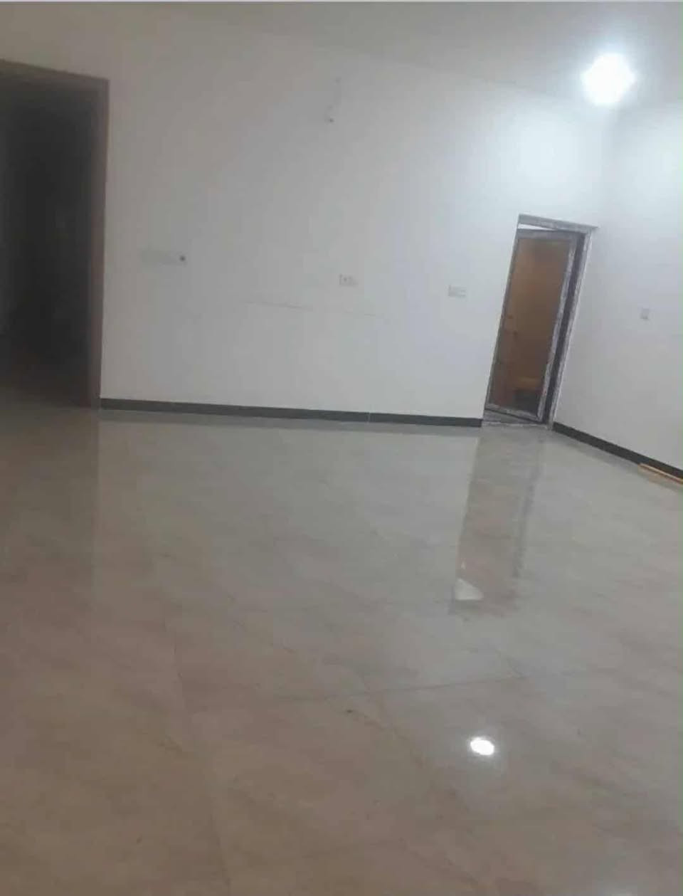 بيت طابق ثاني للأيجار بناء حديث 🏠 مساحه ١٥٠م . يتكون من :. صاله كبيره + مطبخ + غرف نوم عدد ٢ + حمام عدد ٢ ،، 🏠 الطابق الثاني معزول بدرج خارجي عزل تام من خزان ماء عدد ٢ وسخان وماطور ماء وخط مولد ،،، جاهز للسكن🏠 الدفع شهر بشهره ،، السعر قفل ٥٠٠ ،،،، قفل ،،،،، قفل ،،،،،، 
🏠مطلوب عائلة بسيطه رجاءاً🏠
الموقع حي الجهاد ديوان المخابرات شارع ٦٠ قرب مدرسة الروان ،،، للأستفار الأتصال على الرقم *********** يوجد واتس آب
