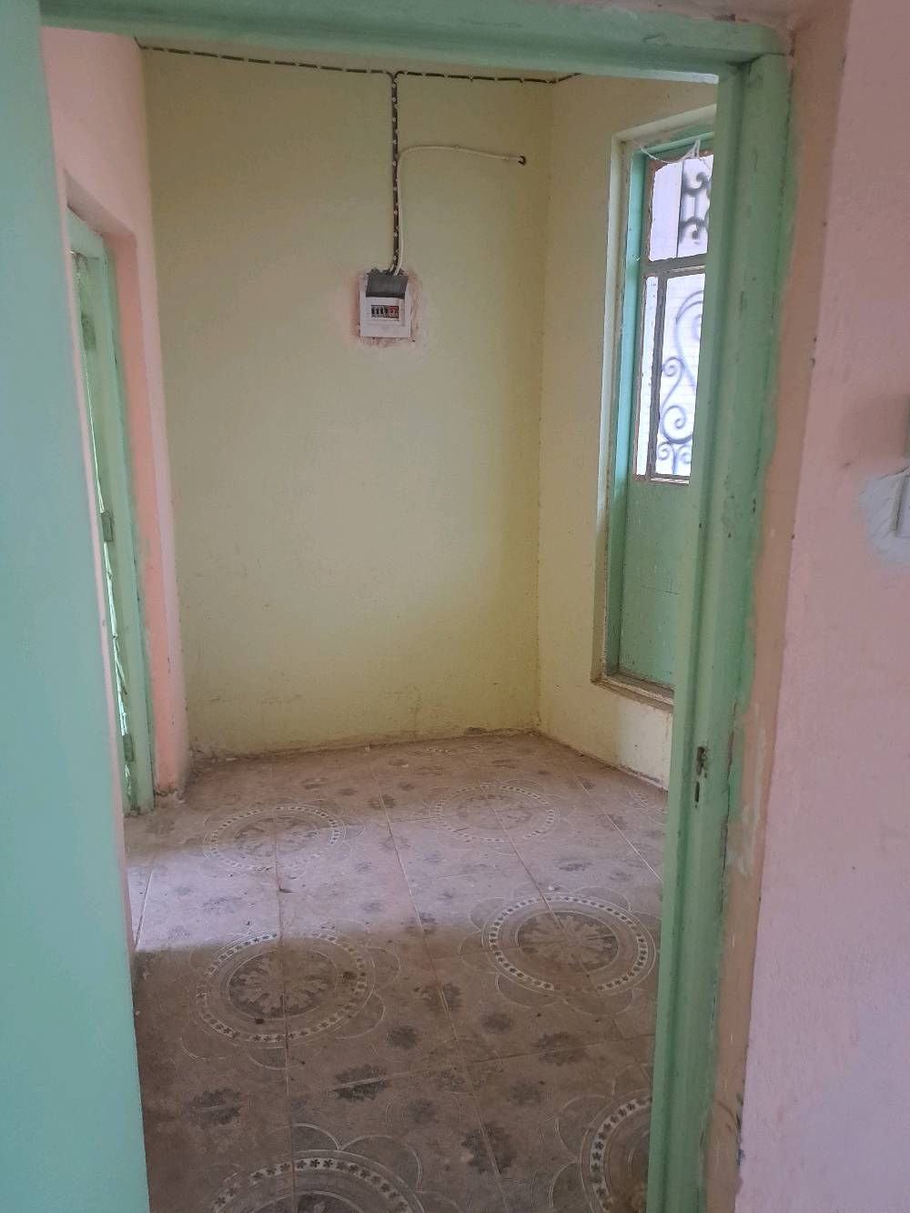 دار للبيع (طابقين) 🏠
متاح الآن منزل متكامل للسكن الفوري 
​✅ المساحة الكلية: 250 م.
✅ عدد الطوابق: طابقين.
ملاحظه الطابق الاول يحتوى على طرمه كبيره وحديقه 
ودوانيه وستقبال ومطبخ وغرف نوم عدد 2 ومناور عدد 2 وصحيات داخلي وخارجي وكلدور  الطابق الثاني يحتوى على دوانيه وستقبال ومطبخ وصحيات وغرف نوم عدد 2 غير كاملات 
✅الطابق الثاني غير مسكون فيه من سنة التشيد الدرج خارجي وداخلي وباب منفصل وحده
​  "للاستفسار يرجى الاتصال"].
***********
📍 العنوان: [ حي المعلمين الجديد].