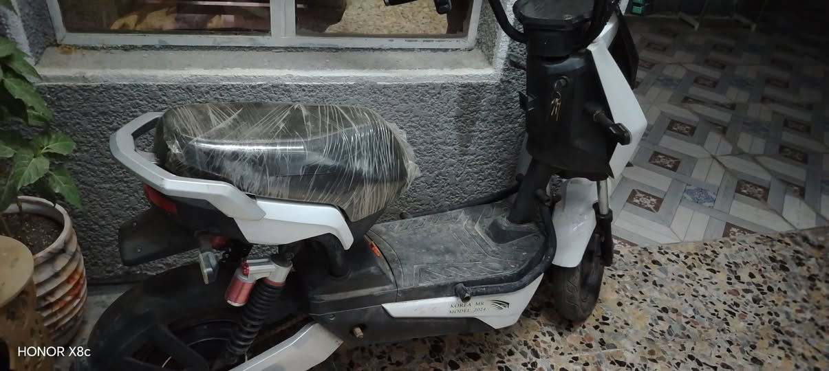 السلام عليكم اخوان من رخصة الأدمن عندي دراجة شحن للبيع كاملة بدون بطاريات نصف عمر حجم 800 واط السرعة 60 للاتصالات ***********
