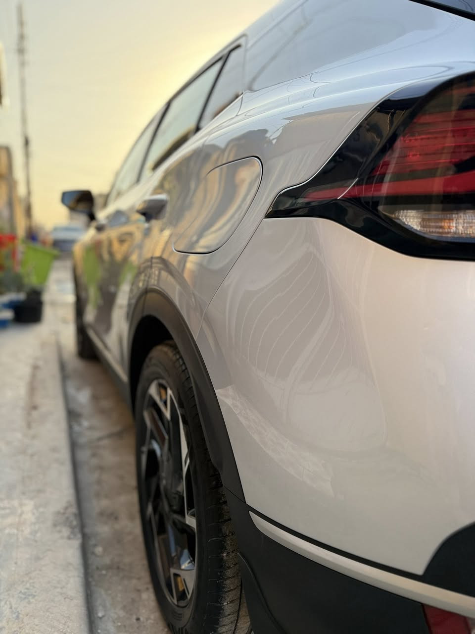 السلام عليكم 

سبورتج موديل 2023 لون سلفر السياره جديده اي نقص ما بيها خليجي فول موصفات للاخير بانورما تحكم ستيرن تدفئه وتبريد بالكشنات والستيرن رقم اربيل بأسمي تحويل ثاني يوم هزه جديده بيها شبر بارد باب السايق فقط الباقي مكفوله السياره ماشيه 30 الف السعر 220 وبيها مجال ***********
