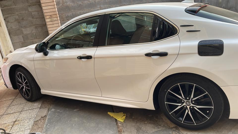 كامري موديل 2023 SE سويج كشن جلد ومخمل تحكم ستيرن شاشه كامره ضرر السياره  تبديل بنيد نفس الون بلادي بدون شاصي بدون لغد بدون ايرباك السعر 23 وبيها مجال  السياره بدون نقص مكان السياره الرمادي التاميم ***********
