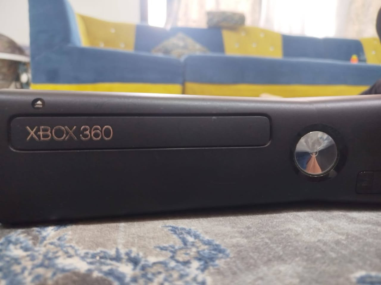 نظيف Xbox 360 
مع كامل ملحقاته فيه 244 لعبة.
السعر 100الف 
***********
