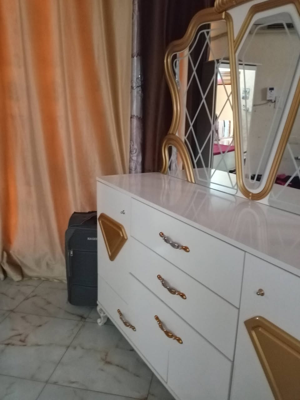 غرفه تركية 9 قطع السعر مليون اوبيها مجال شي قليل رقم الهاتف
***********

