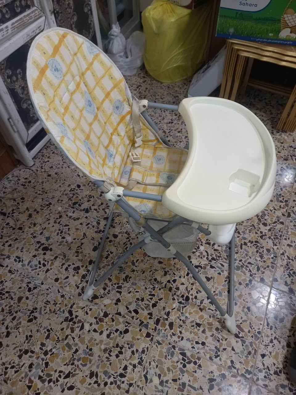 كراسي طفل عدد 2 الكرسي الاحمر متحرك وبعد عندي حجله وعربانه طفل ماركه مستخدم قليل للاستفسار ***********
