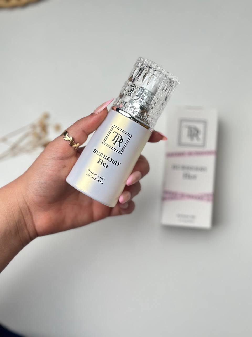 مجموعة جل معطر و مخمرية 
بحجم 30 مل 
لثبات العطر على النبض (خلف الأذن - المعصم)،  ثباتاً عالي العطر

212Sexy 
عطر شرقي زهري حسي،مزيج بين الفلفل الوردي والبرغموت في المقدمة، والقلب من غزل البنات والغاردينيا، والقاعدة من الفانيليا والمسك جذاب ومغري ومثير،
. TR - توت بربري 
 من مجموعة بربري رائحة فاكهية حلوة بلمسة أنثوية ناعمة، تحتوي على التوت والكرز،عطر بودري زهري، يجمع أوراق البنفسج والمسك الأبيض. 
(Hugo Boss):
مستوحى من عطور هوغو بوس
عطر خشبي حار للرجال، يجمع بين تفاح، برغموت، وقرفة، وقاعدة من خشب الصندل والفانيليا.
TR - جادور
مستوحى من عطر جادور الشهير من ديور 
عطر زهري أنثوي ناعم، يفتتح بالكمثرى والياسمين، وينتهي بقاعدة من المسك وأخشاب الأرز.

السعر⬅️15 الف 
#مخمرية 
#جل_معطر


**إذا كنت صاحب هذا الإعلان وتريد حذفه لأي سبب، رجاءا أرسل رسالة إلى الدعم الفني**