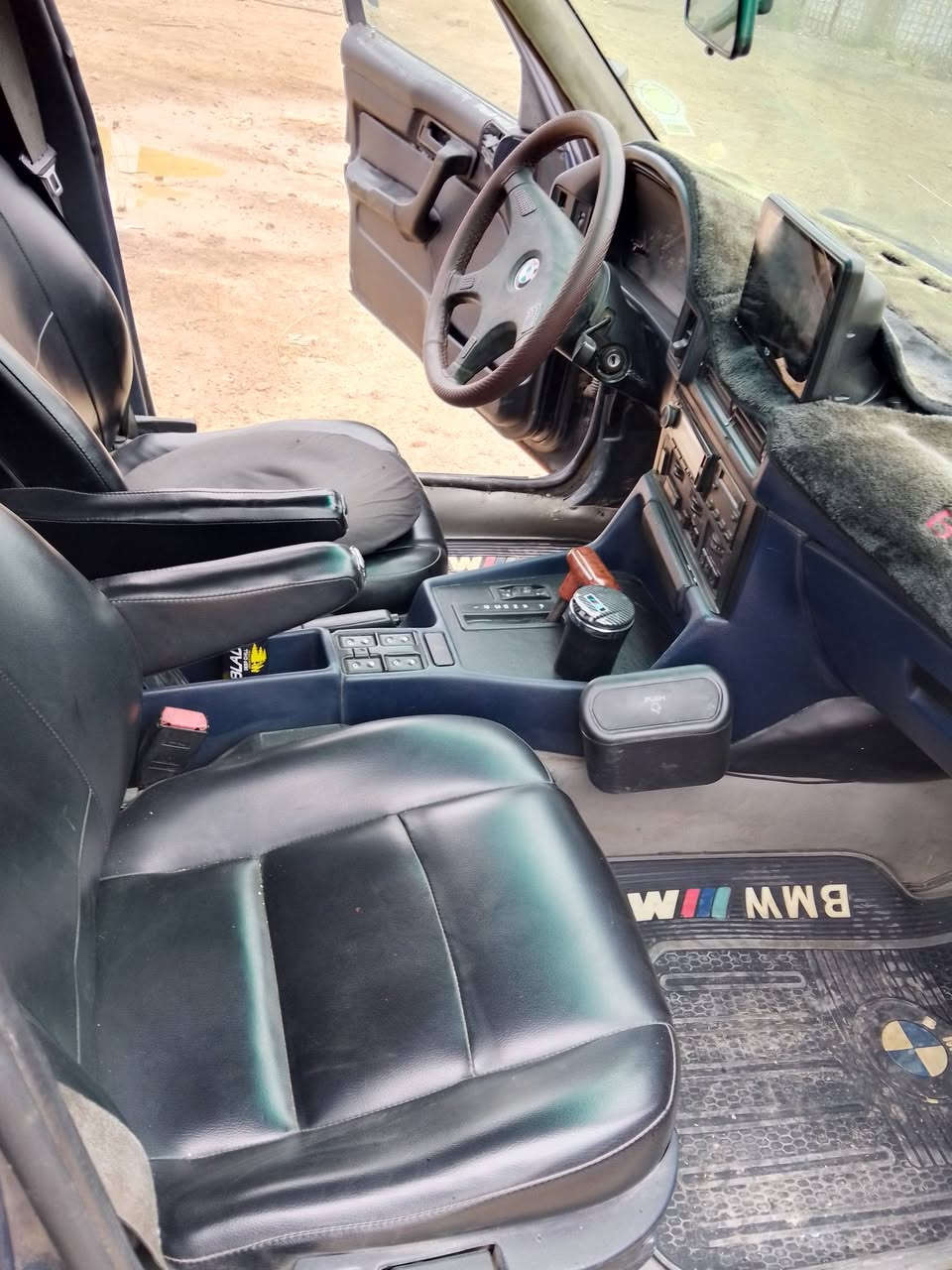 سلام عليكم خوان بي ام 525 مديل 91 رقم بغداد رقم نكليزي سنويه ال 28 محرك وكير خير من الله دور مراوس فقط ***********
