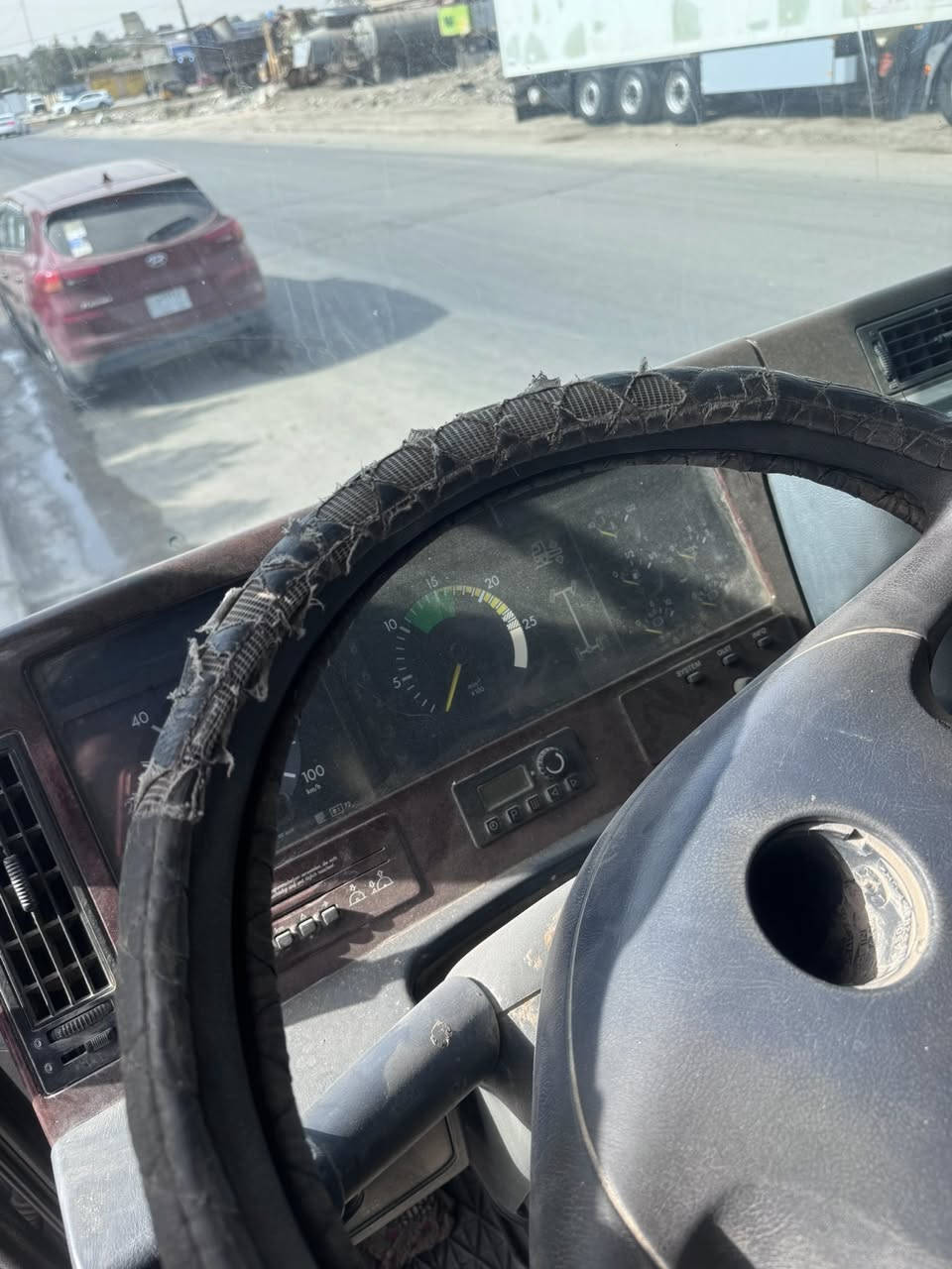 اكتروس مديل 99 سنكل دبل تاير
رقم صلاح الدين بدون اضباره ابيعه تريد الراس
او عربانه مو مشكله بيه الشراي يتصل ***********
