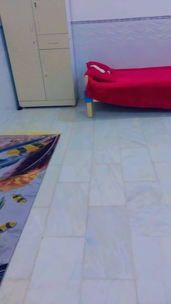 #السعر انتصل وتدلل ‏‪‏‪***********‬‏
دار سكن طابقين ٣٠٠ متر حي الجمعيه ٤غرف نوم وصاله عدد ٢ واستقبال ومطبخ حار وبارد وحمام عدد٣ وصحيات عدد ٣ الأرضيه مرمر والجدار سيراميك ملبوخ داخل وخارج
